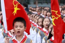 中国少年先锋队成立72周年 鲜艳的红领巾飘扬在胸前图片