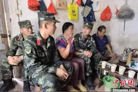 福建漳州：来自武警战士的重阳节陪伴图片