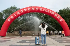 28年后，他们带着孩子“回家”了！图片