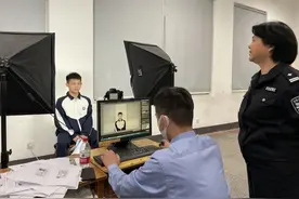 长沙公安“身份证办证室”搬进学校，高三学生不出校门就把证办了 | 我为群众办实事图片