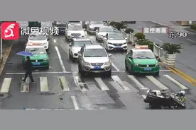 这一次，是驾驶员们帮助女骑警！贵州人真暖图片