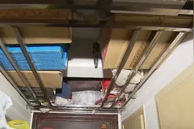上海一小区楼道内惊现100多扇铁门，“防盗”怎能成为私占公共空间的借口？图片