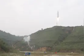 火箭民企深蓝航天百米级垂直起飞及降落飞行试验成功图片