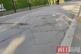 道路坑洼过往车辆很“受伤”，市民盼早日维修图片