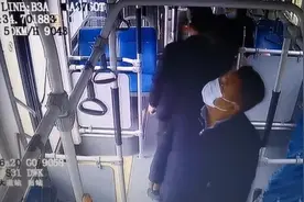 公交车上突然响起的警报声令人心惊 正准备疏散乘客时真相让人哭笑不得图片