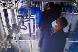 公交车上突然响起的警报声令人心惊 正准备疏散乘客时真相让人哭笑不得图片