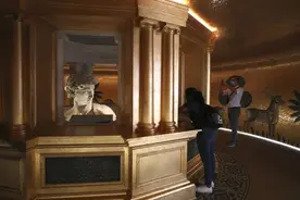 迪拜世博会为3D大卫雕像“强行打码”，普通访客只能在展厅二层看到雕像头部及肩膀图片