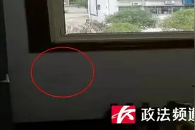 女子与丈夫外出散步，回家发现墙上惊现黑脚印，民警出手了图片