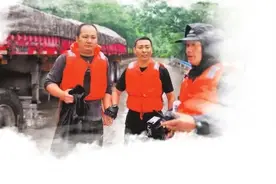 争做出彩河南人丨“超级英雄”搏激流图片