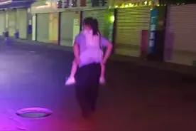 暖心！崇福两辅警小哥轮流背了一个小时，小姑娘终于回家了图片