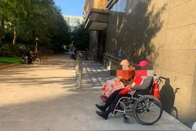 穿上纸尿裤的老人：小心守护着成年人的“秘密”图片