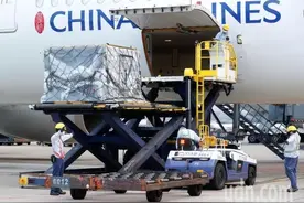 82.7万剂BNT疫苗抵台 BNT到货量快超车莫德纳图片