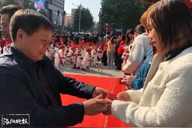 洛阳最“豪”社区，给中年居民发金戒指图片