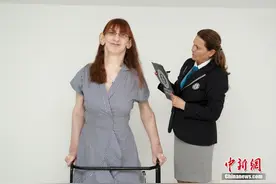 吉尼斯世界纪录宣布世界最高女性 身高为2.15米图片