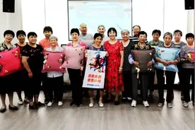 系鞋带、扣扣子、拉拉链……“记忆骰子”帮老人留住记忆图片