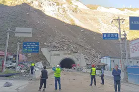 山体崩塌，安全员提前25分钟预警救下28人图片