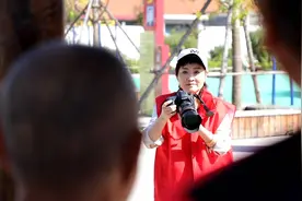 幸福满满！村庄变身免费流动“摄影棚”数十对老人圆梦婚纱照图片
