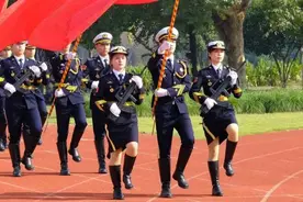 浙江商业职业技术学院来了一对“姐妹花”护旗手，真叫一个飒图片