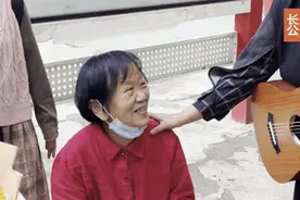 77岁独居婆婆为山西捐款千元，重阳节前身边突然多了一群“乖孙儿”图片