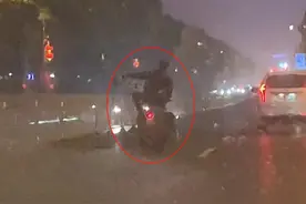 雨中骑摩托站起来“跳舞”的男子，你被湘潭交警盯上了图片