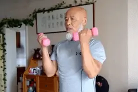 8块腹肌、一口气俯卧撑近百！这大爷67岁，你信吗？图片