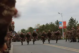 武装万米接力 新排长上演“速度与激情”图片