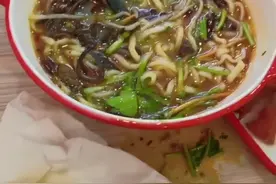 吉林长春一食客面里吃出虫子，要求重做一碗遭拒，店方称已道歉图片