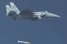 威慑伊朗朝鲜 美国空军试验超大型钻地炸弹图片