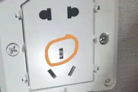细思极恐…女子住酒店发现插座隐藏摄像头，换房后居然还有！视频封面