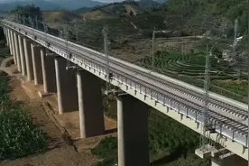 中老铁路全线铺轨完成：北起云南省会昆明，南达老挝首都万象视频封面