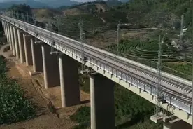 中老铁路全线铺轨完成：北起云南省会昆明，南达老挝首都万象视频封面