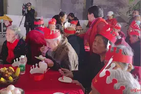 过生日吃蛋糕看变脸……连续10多年，这个社区为老人庆祝重阳节图片