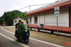 忧心上学路：乡村班车亏损停运，小学生凌晨徒步数公里上学 家长称最担心安全图片