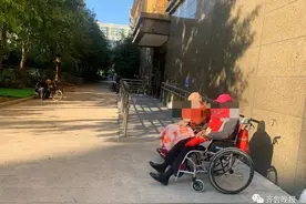 穿上纸尿裤的老人：感觉成了子女的累赘，没有了尊严，也守住最后一点尊严图片