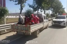货厢变敞篷“客车”竟载客12人！警方：罚500记6分图片
