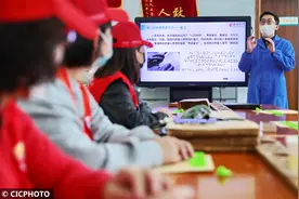 河北秦皇岛：助残志愿者换位体验盲人生活图片