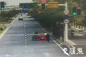 未佩戴安全头盔，一男子暴力抗法涉嫌袭警罪被兴化警方刑事拘留图片