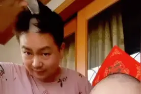 深圳丈夫剃光头为抗癌妻子加油打气，网友泪目：最好的爱图片