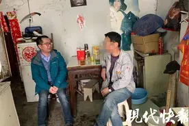 发现失聪男孩穿大人的旧鞋来上学，老师去了他家……图片