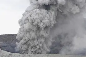 日本阿苏火山凌晨喷发：大块碎石喷出 政府提高警戒等级图片