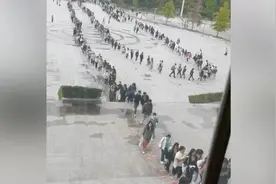 河南一高校开学，学生早起排千米队伍进图书馆视频封面