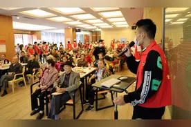 重庆大学研究生志愿者手绘“使用教程”教老人使用智能手机图片