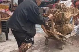 新假肢安装好了！曾用木棍电线自制假肢 大爷如今走得又稳又快：“比原来好得多”图片