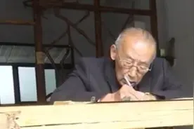 八旬老人耗时8年手抄装订一整套四大名著无一涂改视频封面