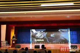 戴上AI传感设备能“隔空”操控虚拟人物，光谷这所小学的“未来讲堂”太有趣了图片