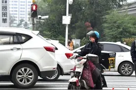 电动车违规行驶，“外卖小哥”占比超八成图片