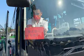 公交车上配导游！青岛618路打造“敬老登山专线车”图片