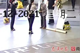 一男子在南宁火车站过安检心情不好，竟喝一口饮料吐向安检员图片
