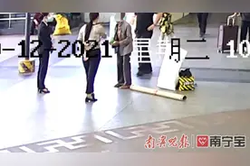 一男子在南宁火车站过安检心情不好，竟喝一口饮料吐向安检员图片