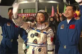 百年瞬间丨神舟五号载人飞船发射成功图片
